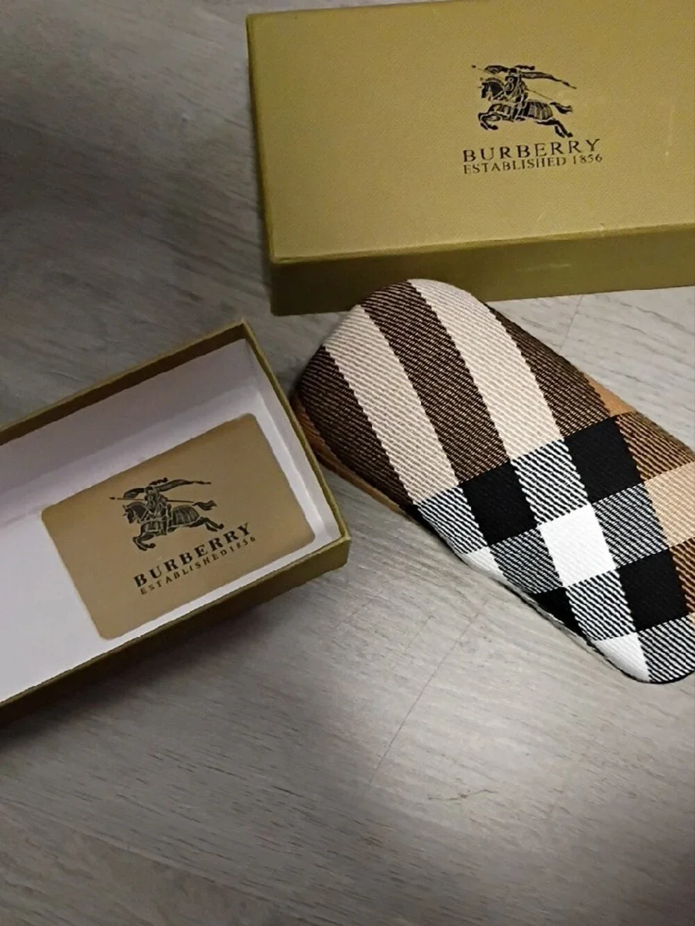 Burberry Black Lens Aviator Sunglasses w/ Case,Cleaning Cloth,Box & Card